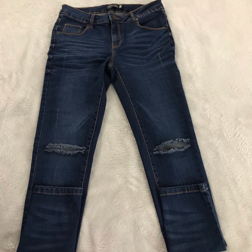 Distressed knee skinny jeans